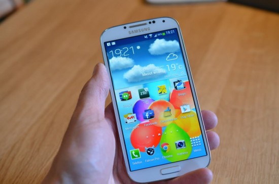 Samsung Galaxy S4 in Hand