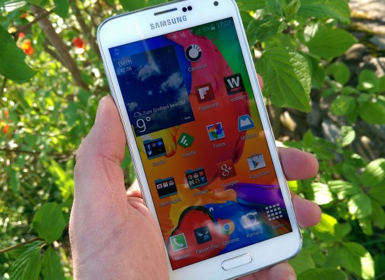 Samsung-Galaxy-S4-White-in-Hand